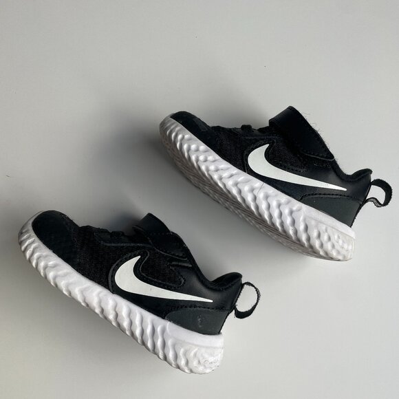 Nike Revolution 5V Toddler Running Shoe - Picture 2 of 5